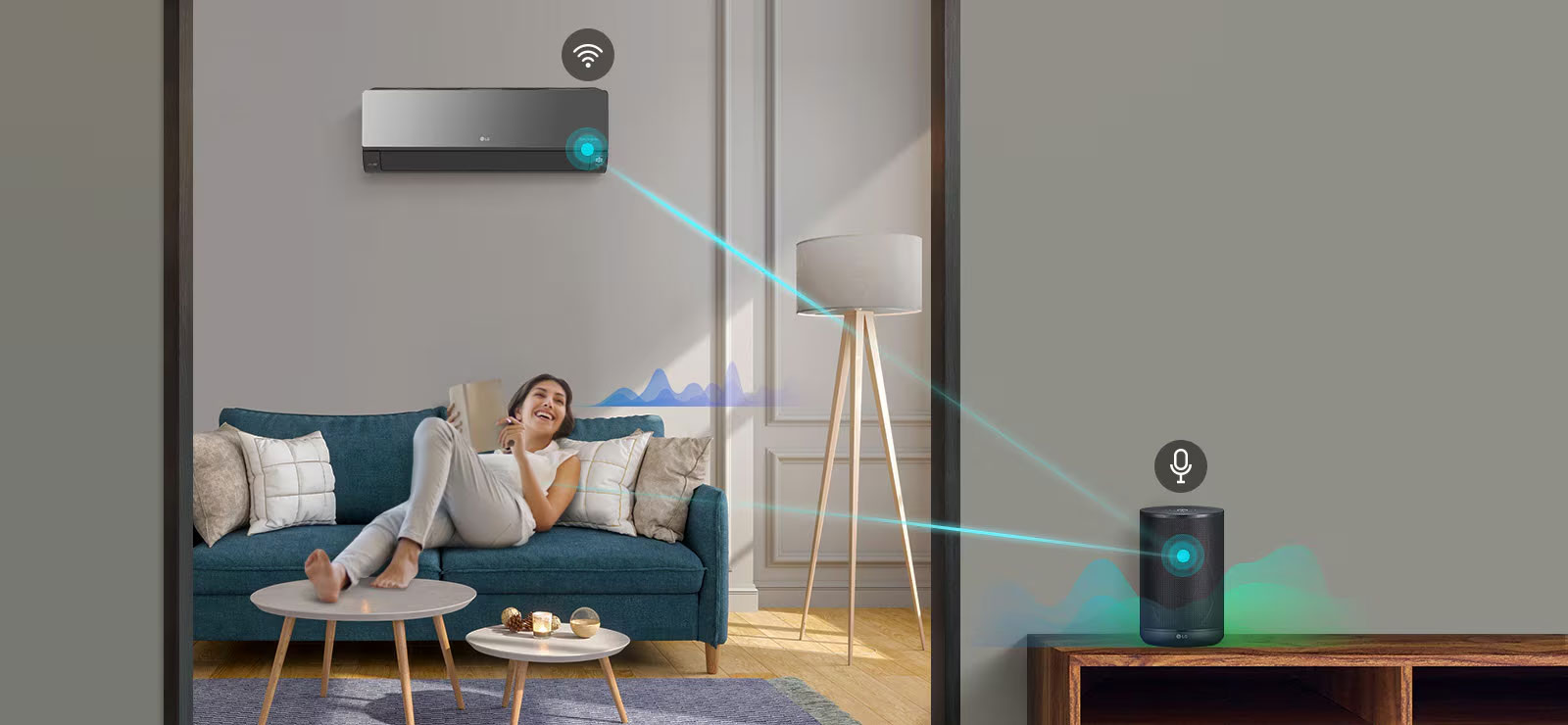 Три піктограми вгорі вказують на наявність трьох зображень у каруселі. Перша піктограма з написом «Голосове керування» червона. Жінка лежить на дивані у вітальній кімнаті, з елементами інтер'єру довкола. Біля неї з’являються лінії звукової хвилі, а потім лінія від неї до колонки з ШІ на тумбочці, а над колонкою з’являється значок мікрофона. Тоді навколо колонки з’являються лінії звукової хвилі та лінія від неї до кондиціонера. Над кондиціонером з’являється значок Wi-Fi.
