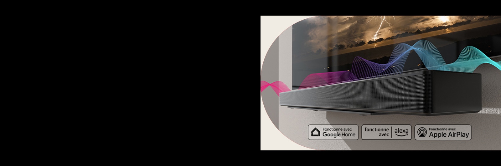 Звукова панель висить на стіні, а телевізор прямо над нею. Звукові хвилі проходять між ними, змінюючи кольори з червоного на синій.