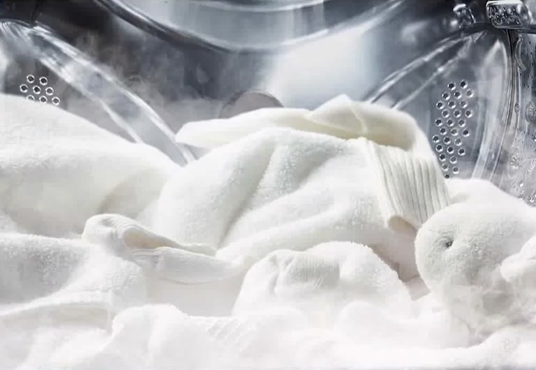 Зображено, як відбувається очищення білизни парою