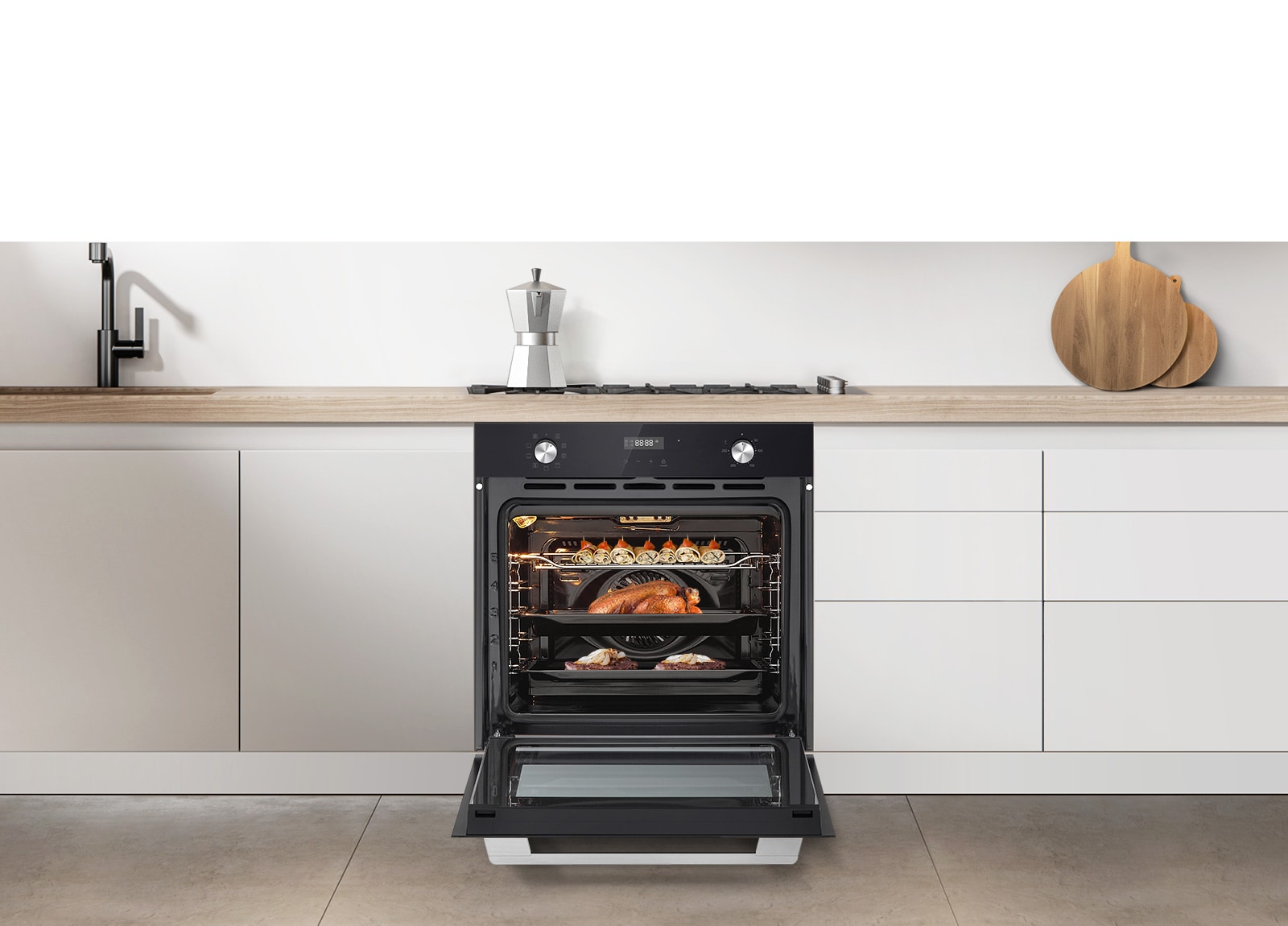 Вбудована духова шафа встановлена на сучасній білій кухні, відкрита і там смажиться курка. 