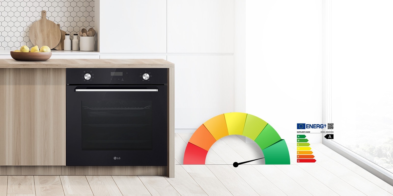 Вбудована духова шафа встановлена на сучасній кухні. На зображенні показана веселка, що позначає енергоефективність, стрілка вказує на зелений колір. Логотип значка енергоефективності та QR-код вказує стрілкою на піраміду, яка вказує на зелене світло.
