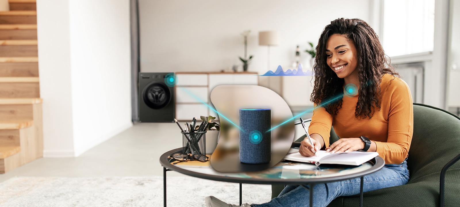 Жінка, яка керує пральною машиною з голосовим асистентом