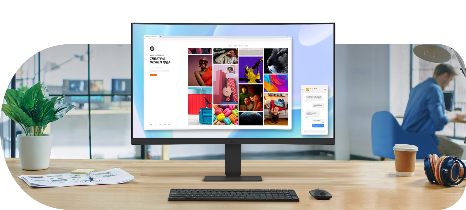 23,8-дюймовий вигнутий монітор FHD на столі відображає яскраві візуальні ефекти та програми. Робоче місце включає рослину, папери, клавіатуру, мишу, навушники та каву, а на розмитому фоні видно офіс.