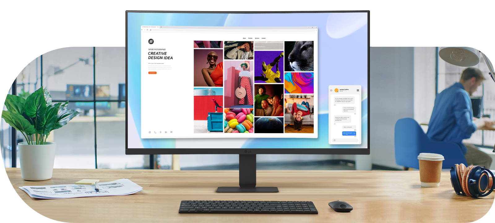 27-дюймовий вигнутий монітор FHD на столі відображає яскраві візуальні ефекти та програми. Робоче місце включає рослину, папери, клавіатуру, мишу, навушники та каву, а на розмитому фоні видно офіс.