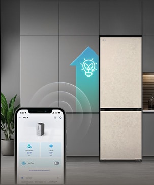 Холодильник LG з нижньою морозильною камерою (GC-B459EMYM) зі смартфоном на передньому плані, на екрані якого відображено застосунок ThinQ, а поруч із холодильником — сяючий світло-блакитний значок AI.