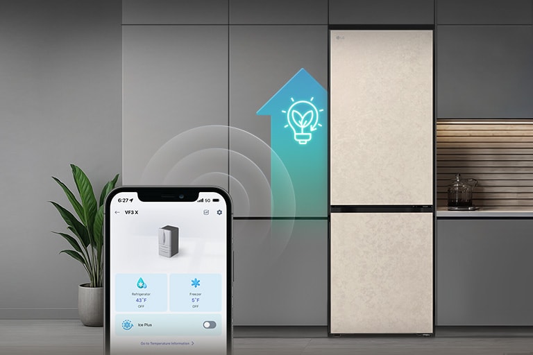 Холодильник LG з нижньою морозильною камерою (GC-B459EMYM) зі смартфоном на передньому плані, на екрані якого відображено застосунок ThinQ, а поруч із холодильником — сяючий світло-блакитний значок AI.