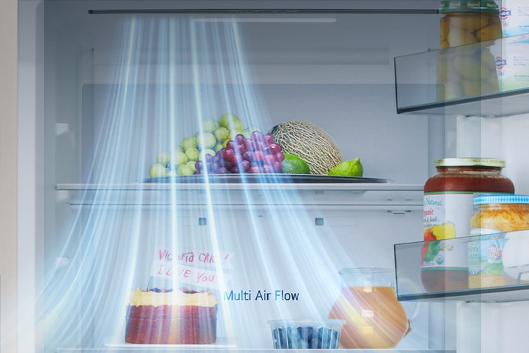 Холодильник LG з нижньою морозильною камерою (GC-B459EMYM), вигляд зсередини: полиці з фруктами, овочами, напоями та снеками, із синіми лініями повітряного потоку з лівого боку.