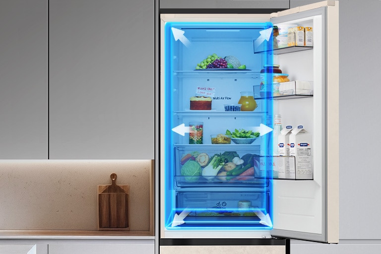 Холодильник LG з нижньою морозильною камерою (GC-B459EMYM), повністю відчинений: верхнє холодильне відділення з продуктами в кошиках, із синіми накладками та стрілками, що підкреслюють просторий внутрішній об’єм.