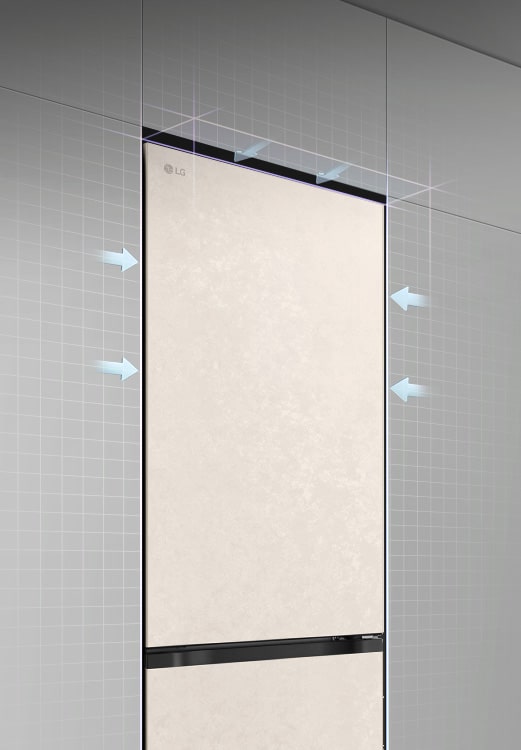 Холодильник LG з нижньою морозильною камерою (GC-B459EMYM), встановлений врівень з високою сірою шафою, і з синіми стрілками, що вказують на верхні бічні та передні поверхні.