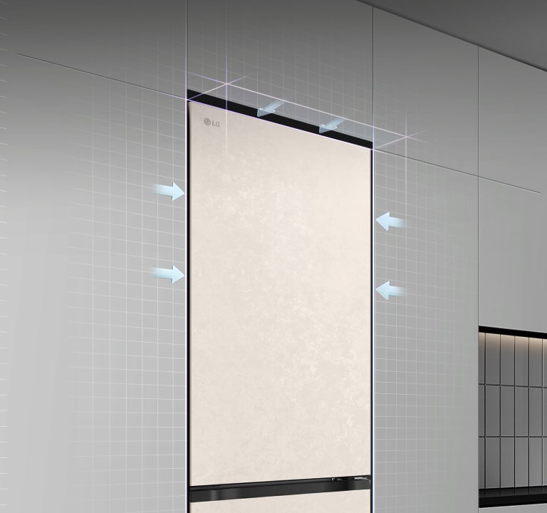 Холодильник LG з нижньою морозильною камерою (GC-B459EMYM), встановлений врівень з високою сірою шафою, і з синіми стрілками, що вказують на верхні бічні та передні поверхні.