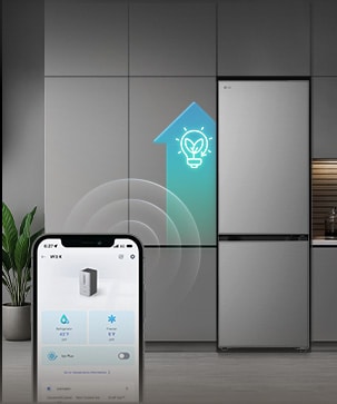 Холодильник LG з нижньою морозильною камерою (GC-B459EMYM) зі смартфоном на передньому плані, на екрані якого відображено застосунок ThinQ, а поруч із холодильником — сяючий світло-блакитний значок AI.