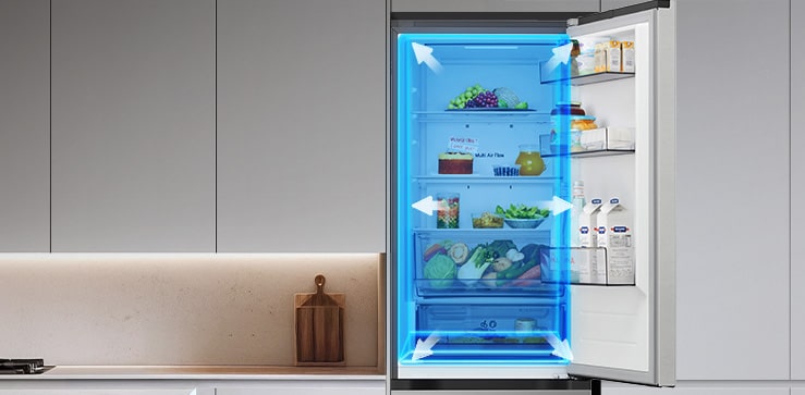Холодильник LG з нижньою морозильною камерою (GC-B459EMYM), повністю відчинений: верхнє холодильне відділення з продуктами в кошиках, із синіми накладками та стрілками, що підкреслюють просторий внутрішній об’єм.