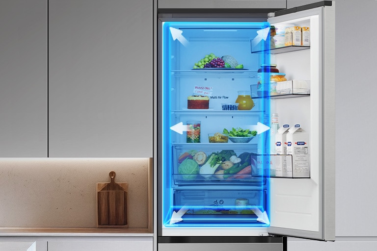 Холодильник LG з нижньою морозильною камерою (GC-B459EMYM), повністю відчинений: верхнє холодильне відділення з продуктами в кошиках, із синіми накладками та стрілками, що підкреслюють просторий внутрішній об’єм.