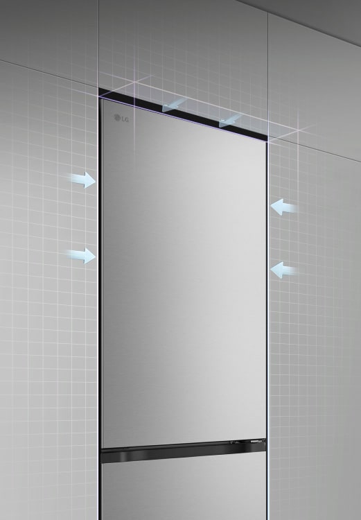 Холодильник LG з нижньою морозильною камерою (GC-B459EMYM), встановлений врівень з високою сірою шафою, і з синіми стрілками, що вказують на верхні бічні та передні поверхні.