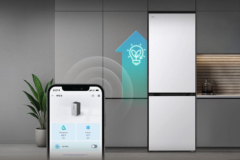 Холодильник LG з нижньою морозильною камерою (GC-B459QMYM) зі смартфоном на передньому плані, на екрані якого відображено застосунок ThinQ, а поруч із холодильником — сяючий світло-блакитний значок AI.