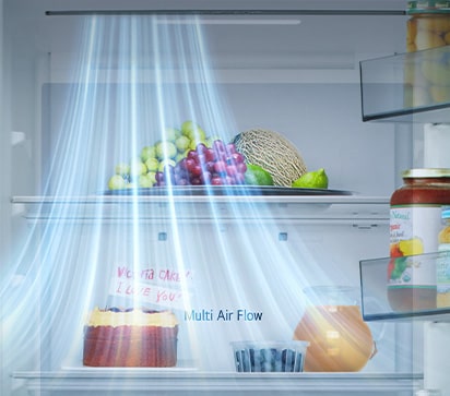 Холодильник LG з нижньою морозильною камерою (GC-B459EQYM), вигляд зсередини: полиці з фруктами, овочами, напоями та снеками, із синіми лініями повітряного потоку з лівого боку.