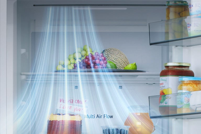 Холодильник LG з нижньою морозильною камерою (GC-B459EQYM), вигляд зсередини: полиці з фруктами, овочами, напоями та снеками, із синіми лініями повітряного потоку з лівого боку.