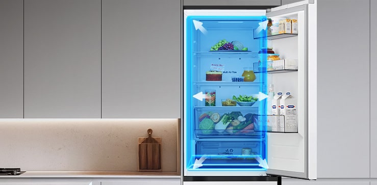 Холодильник LG з нижньою морозильною камерою (GC-B459EQYM), повністю відчинений: верхнє холодильне відділення з продуктами в кошиках, із синіми накладками та стрілками, що підкреслюють просторий внутрішній об’єм.