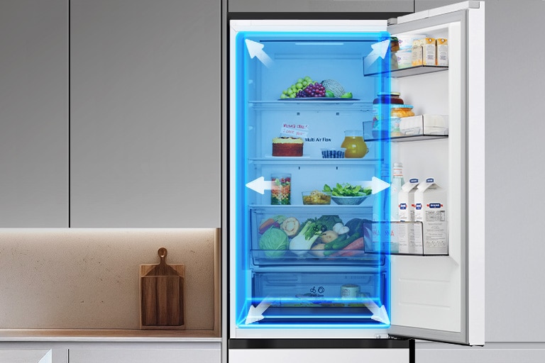 Холодильник LG з нижньою морозильною камерою (GC-B459EQYM), повністю відчинений: верхнє холодильне відділення з продуктами в кошиках, із синіми накладками та стрілками, що підкреслюють просторий внутрішній об’єм.
