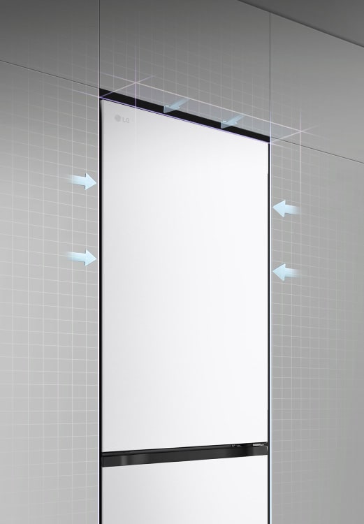 Холодильник LG з нижньою морозильною камерою (GC-B459EQYM), встановлений врівень з високою сірою шафою, і з синіми стрілками, що вказують на верхні бічні та передні поверхні.