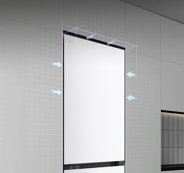 Холодильник LG з нижньою морозильною камерою (GC-B459EQYM), встановлений врівень з високою сірою шафою, і з синіми стрілками, що вказують на верхні бічні та передні поверхні.