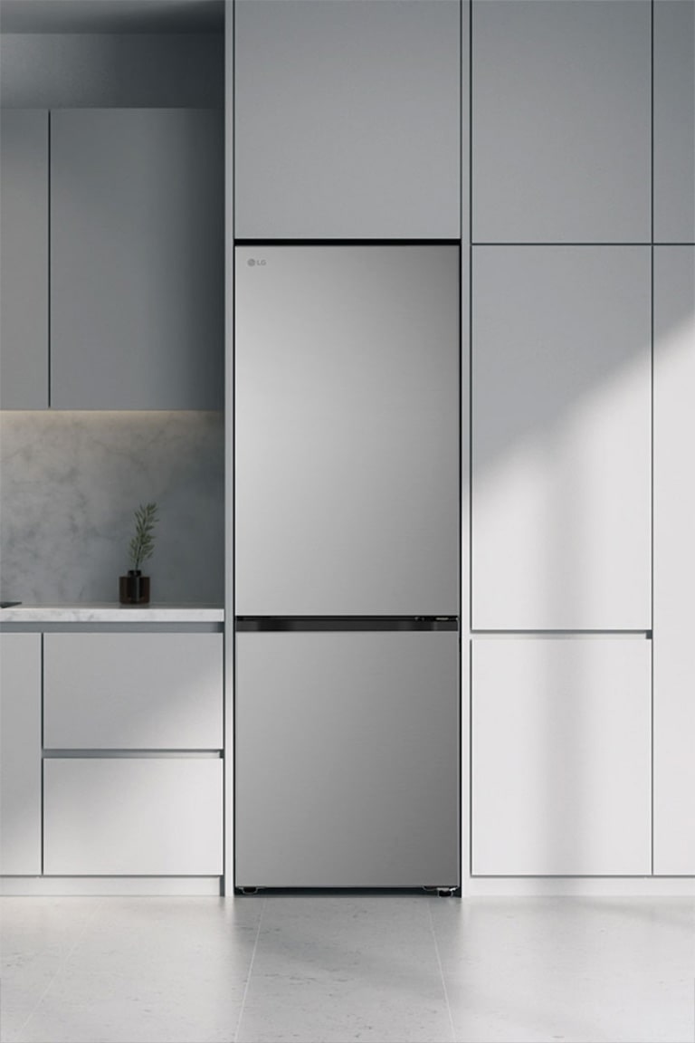  Сучасна кухня з холодильником, який ідеально вписується в кухонні шафи, нагадуючи вбудовану модель.