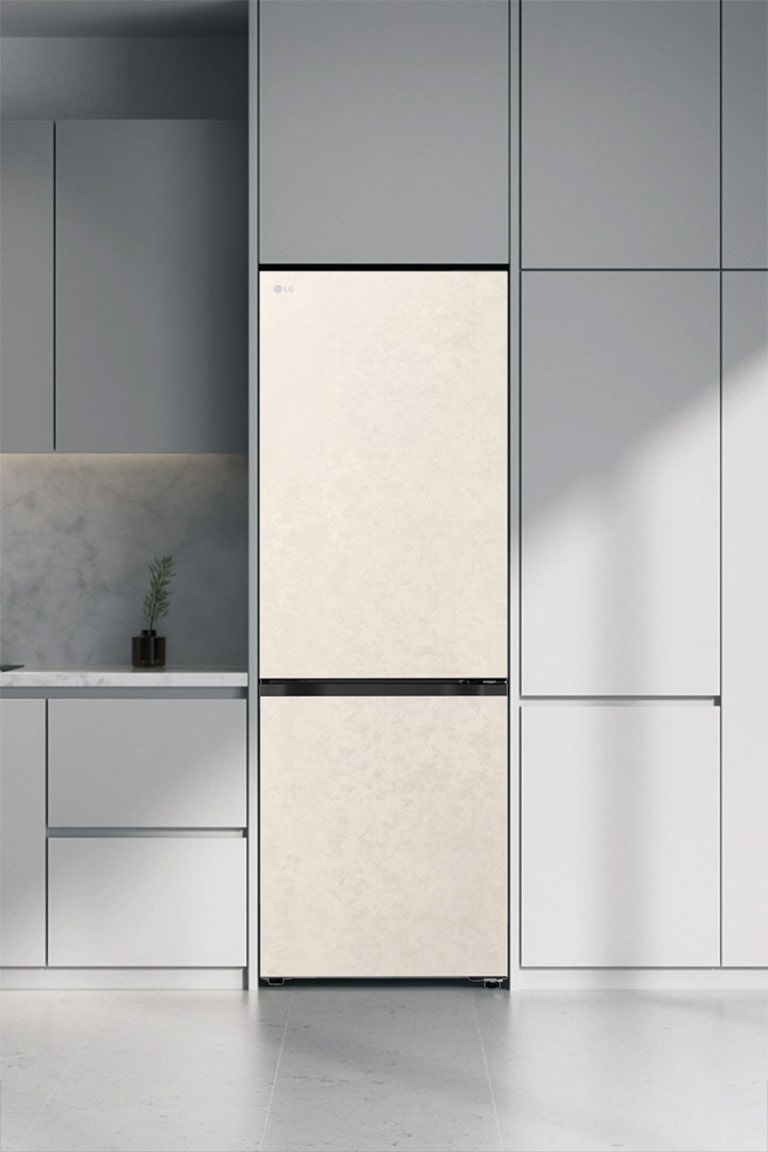 Сучасна кухня з холодильником, який ідеально вписується в кухонні шафи, нагадуючи вбудовану модель.