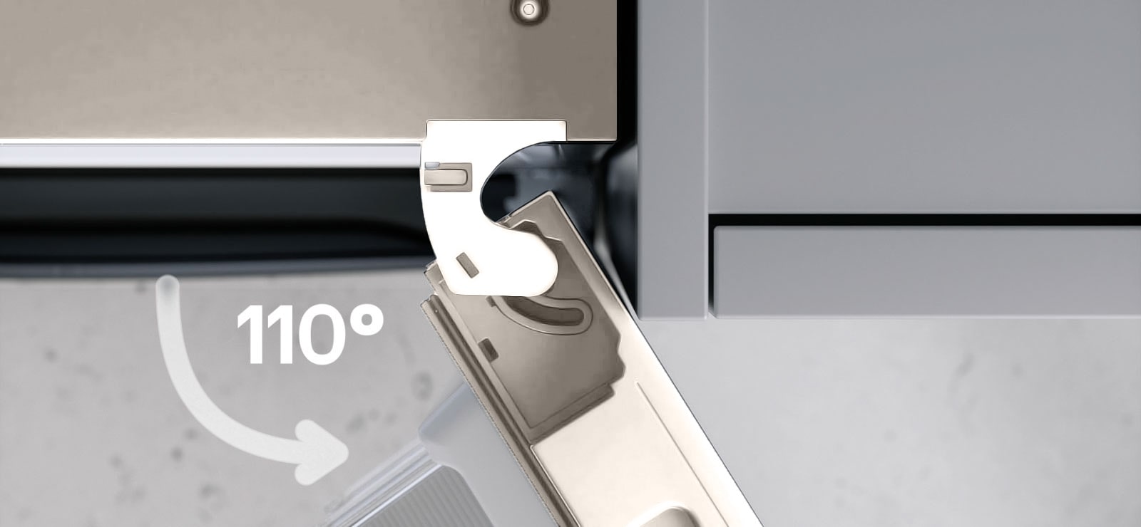 Холодильник із нижньою морозильною камерою LG (GC-B509EESM) з правими дверцятами, відчиненими на 110 градусів, із вигнутим верхнім шарніром, розташованим впритул до сусідньої сірої стінки шафи.