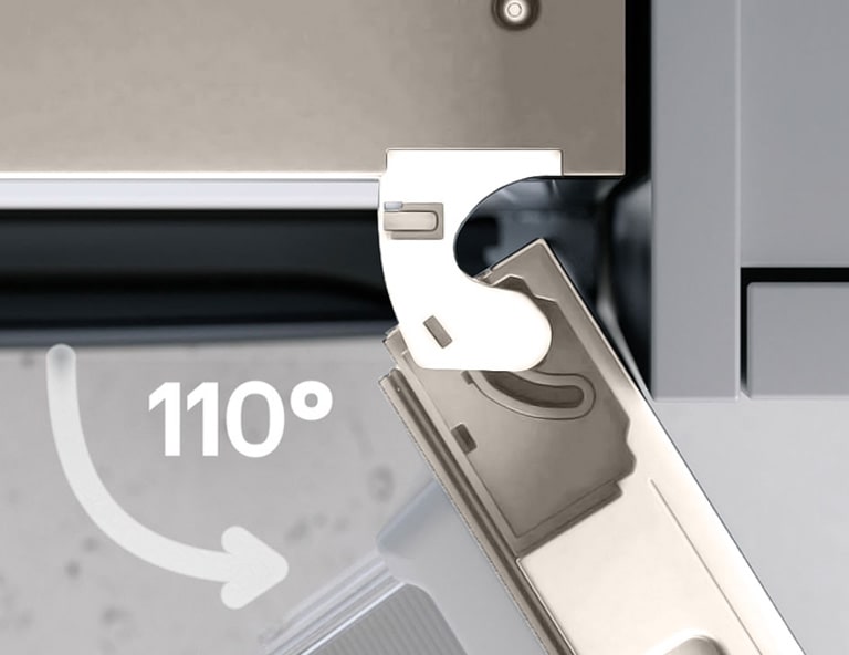 Холодильник із нижньою морозильною камерою LG (GC-B509EESM) з правими дверцятами, відчиненими на 110 градусів, із вигнутим верхнім шарніром, розташованим впритул до сусідньої сірої стінки шафи.