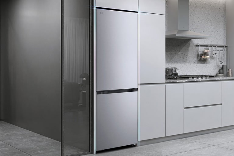 Холодильник із нижньою морозильною камерою LG (GC-B509EMKM), вбудований у сіру кухонну шафу.