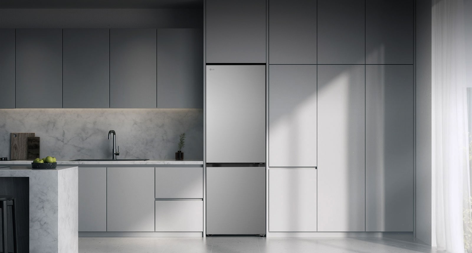  Сучасна кухня з холодильником, який ідеально вписується в кухонні шафи, нагадуючи вбудовану модель.