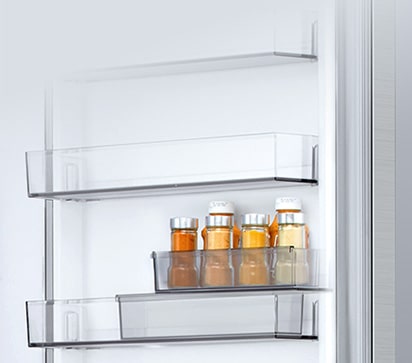 Зображено рухомий міні-кошик на дверцятах, в якому знаходиться шість маленьких пляшечок з соусом.