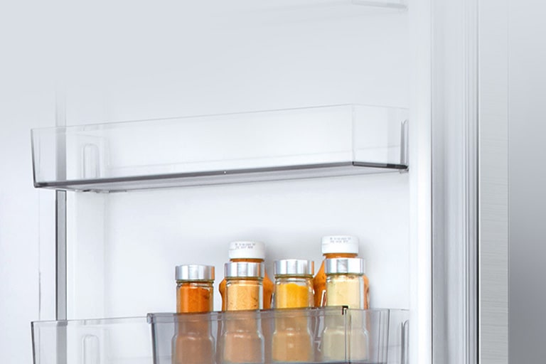 Зображено рухомий міні-кошик на дверцятах, в якому знаходиться шість маленьких пляшечок з соусом.