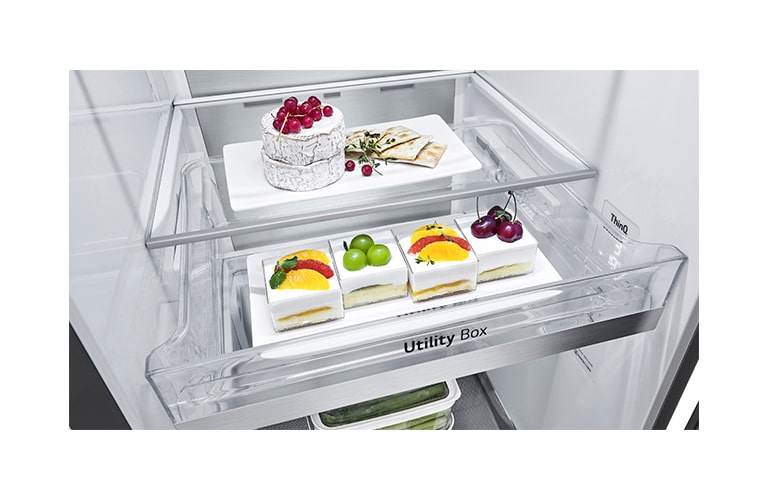 Показано внутрішнє наповнення холодильника, закцентовано увагу наневеликому відділенні, в якому зручно зберігаються кондитерські вироби.