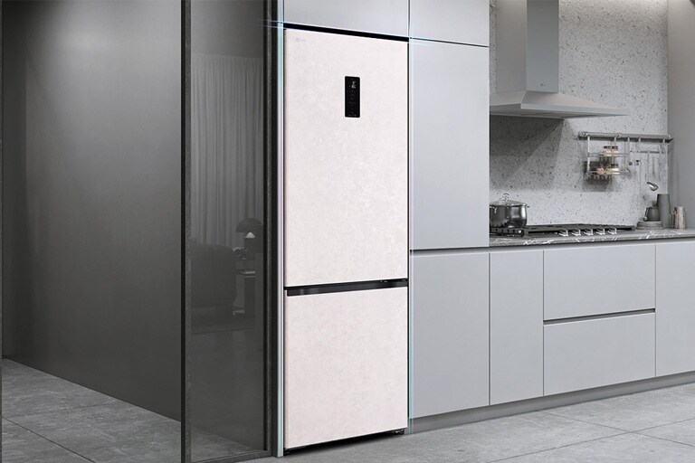Холодильник із нижньою морозильною камерою LG, вбудований у сіру кухонну шафу.