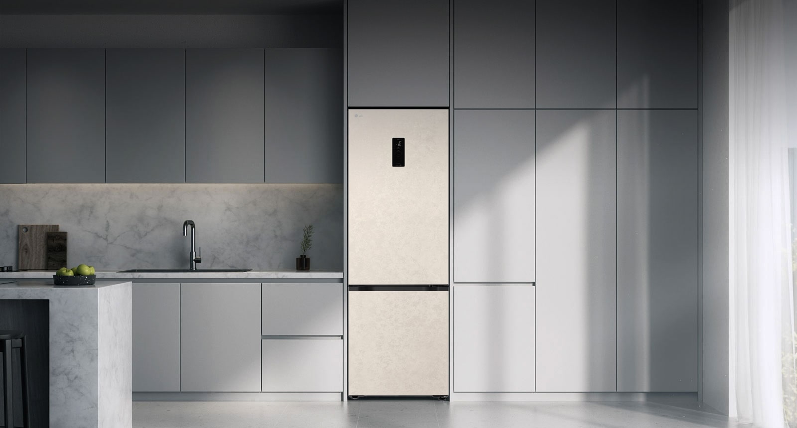 Сучасна кухня з холодильником, який ідеально вписується в кухонні шафи, нагадуючи вбудовану модель.