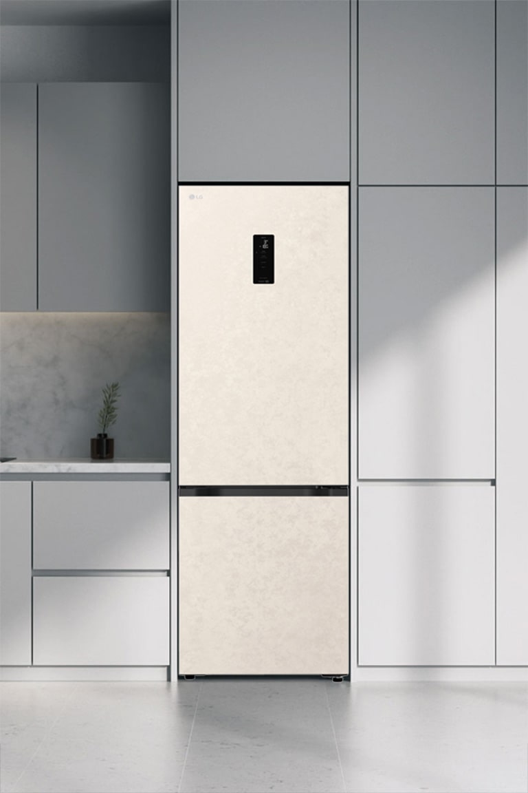 Сучасна кухня з холодильником, який ідеально вписується в кухонні шафи, нагадуючи вбудовану модель.