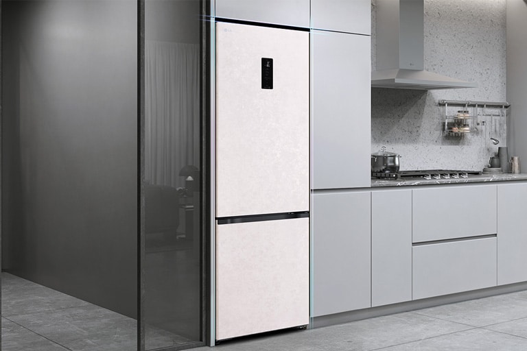 Холодильник із нижньою морозильною камерою LG, вбудований у сіру кухонну шафу.