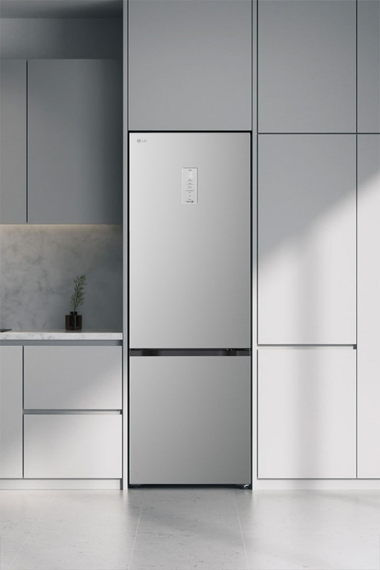 Сучасна кухня з холодильником, який ідеально вписується в кухонні шафи, нагадуючи вбудовану модель.