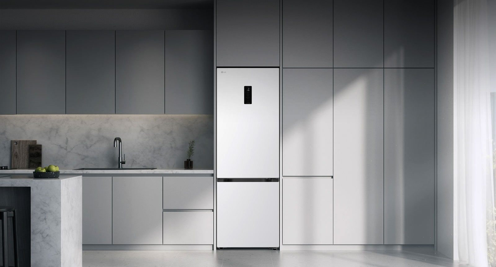 Сучасна кухня з холодильником, який ідеально вписується в кухонні шафи, нагадуючи вбудовану модель.