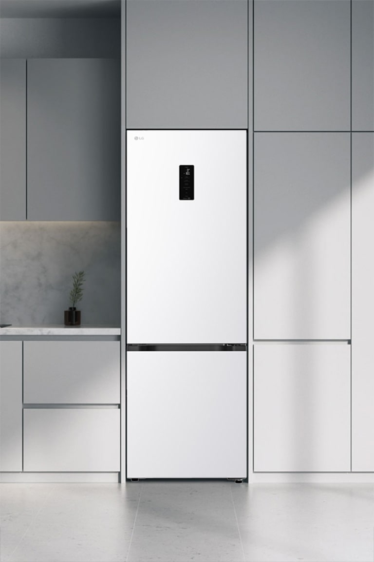 Сучасна кухня з холодильником, який ідеально вписується в кухонні шафи, нагадуючи вбудовану модель.