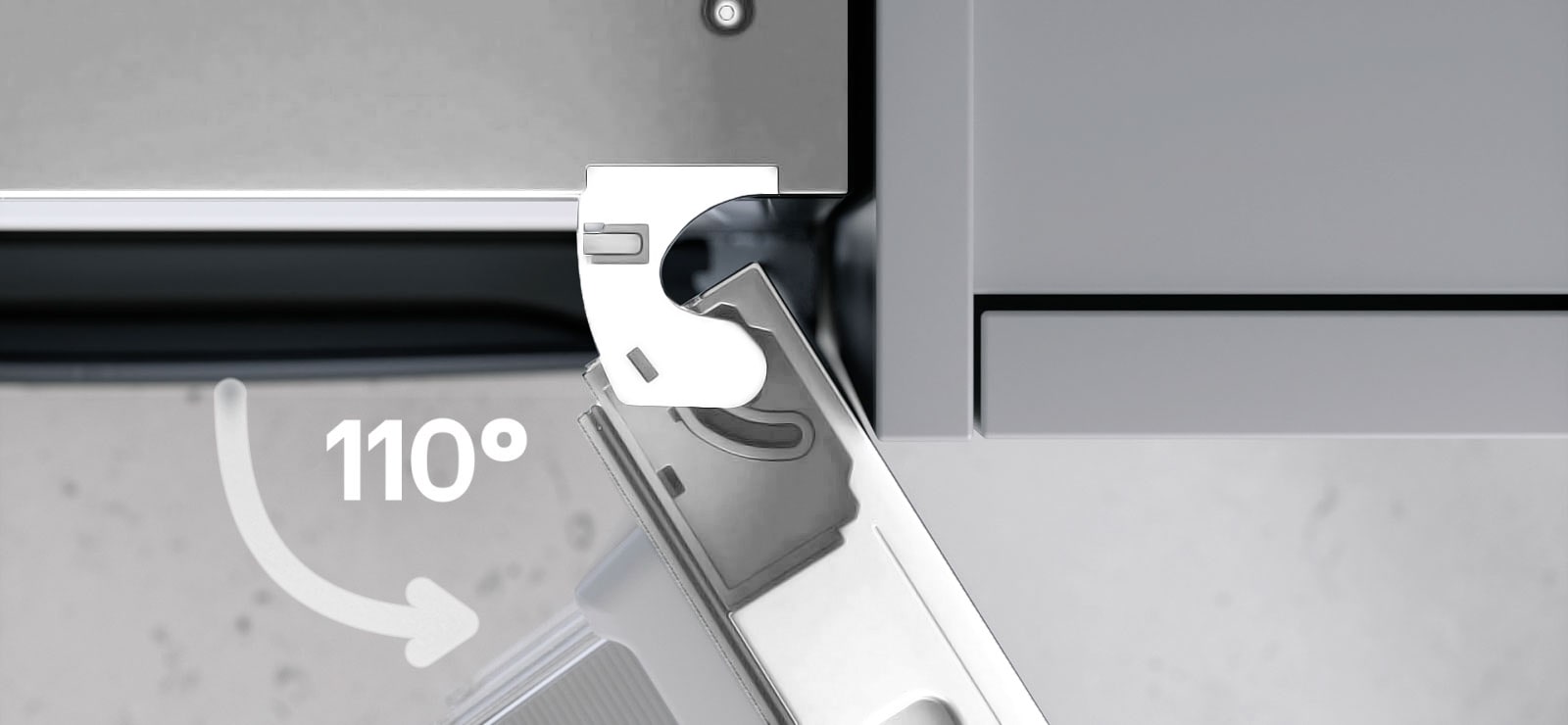 Холодильник із нижньою морозильною камерою LG з правими дверцятами, відчиненими на 110 градусів, із вигнутим верхнім шарніром, розташованим впритул до сусідньої сірої стінки шафи.