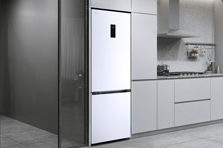 Холодильник із нижньою морозильною камерою LG, вбудований у сіру кухонну шафу.