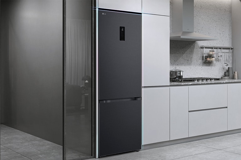 Холодильник із нижньою морозильною камерою LG, вбудований у сіру кухонну шафу.