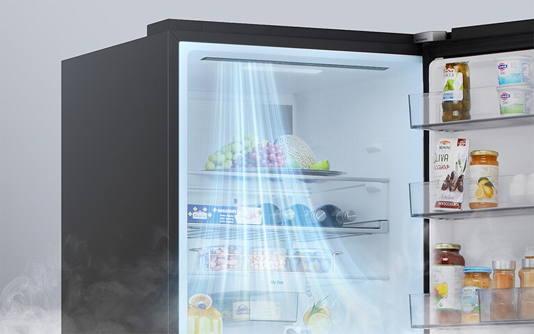 Зображення вентиляційних отворів, розташованих у передній частині холодильника, що забезпечує ефективне та рівномірне охолодження по всьому холодильнику.