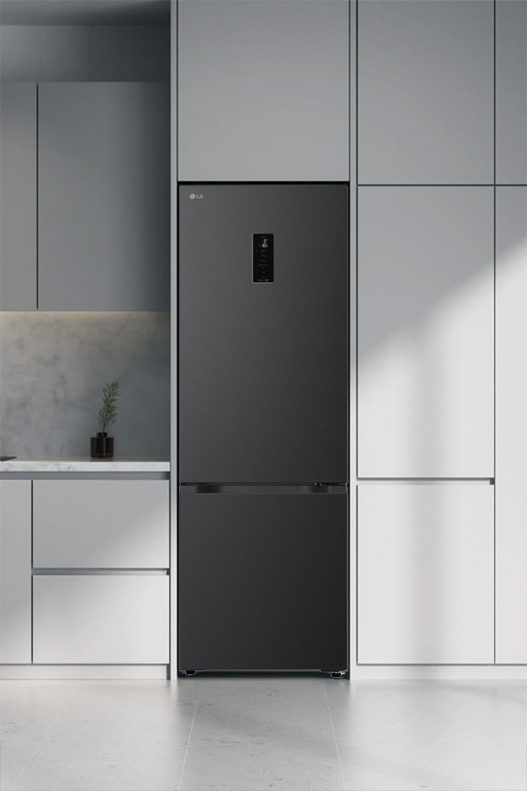 Сучасна кухня з холодильником, який ідеально вписується в кухонні шафи, нагадуючи вбудовану модель.