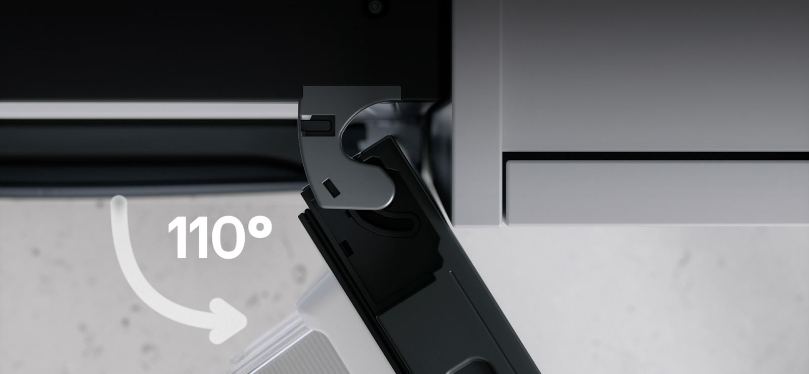 Холодильник із нижньою морозильною камерою LG з правими дверцятами, відчиненими на 110 градусів, із вигнутим верхнім шарніром, розташованим впритул до сусідньої сірої стінки шафи.