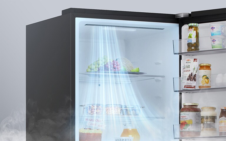 Зображення вентиляційних отворів, розташованих у передній частині холодильника, що забезпечує ефективне та рівномірне охолодження по всьому холодильнику.