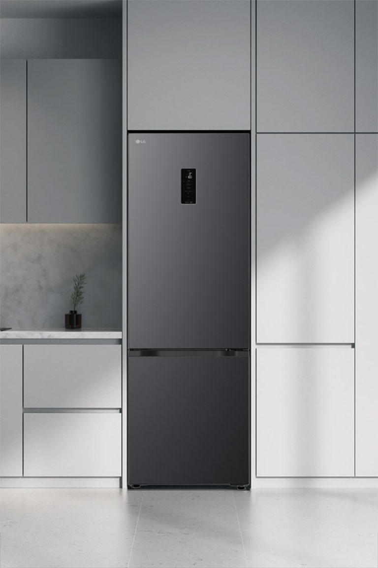 Сучасна кухня з холодильником, який ідеально вписується в кухонні шафи, нагадуючи вбудовану модель.