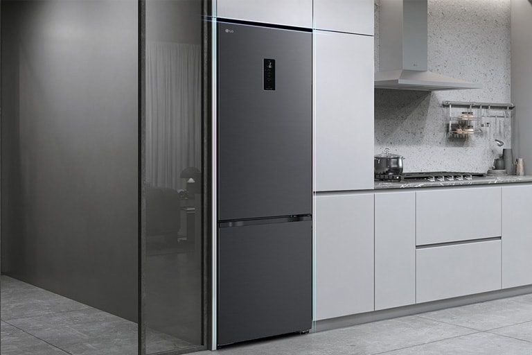 Холодильник із нижньою морозильною камерою LG, вбудований у сіру кухонну шафу.